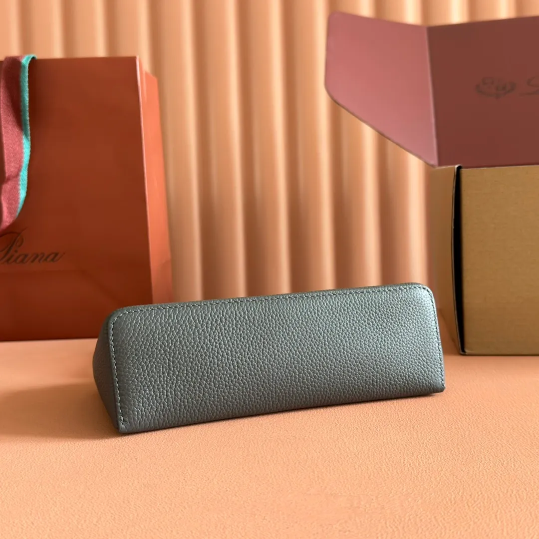 p1160💋💋💋【Original leather configuration counter complete set of packaging】 𝐋𝐨𝐫𝐨 𝐏𝐢𝐚𝐧@ Extra pocket L19 series handbag/crossbody bag, all steel, the most comfortable life is the undefined life, just like loro The material design of pian@ does not require complicated design styles. The simple and soft outline is elegant and durable, like an exquisite cosmetic case, which perfectly balances appearance and functionality. The leather is delicate and feels as soft as butter. The small bag has a large capacity. It is not only portable with a thin shoulder strap, but can also be worn cross-body. Sisters who have a special liking for minimalist style can buy it. It is simple and versatile. The simpler, the more different. Stars and Instagram celebrities are all planting it. There are two sizes of 19 cm and 27 cm. One is exquisite and casual, and the other is elegant and grand. Size: Small: length 19×width 7×height 12cm (